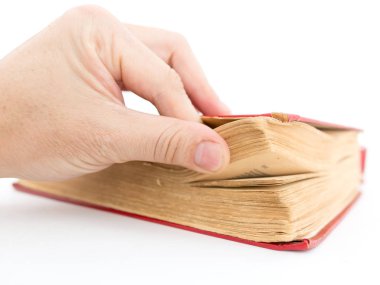 Beyaz arka planda eski bir kitap var.