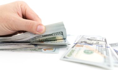 Beyaz arka planda dolar.
