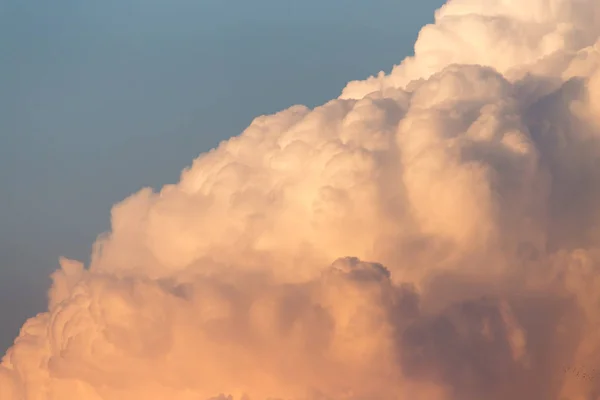 Langit yang indah dengan awan saat matahari terbenam — Stok Foto
