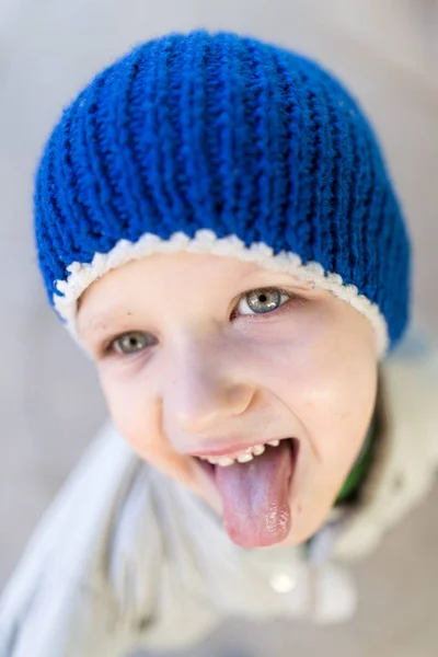 Portret chłopca Wyświetlono języka — Zdjęcie stockowe