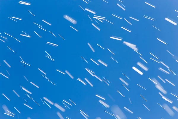 Regn droppar på en bakgrund av blå himmel — Stockfoto