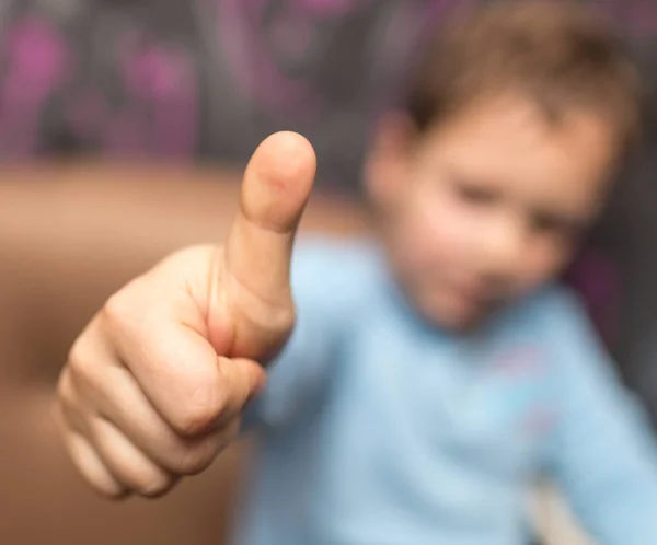 Αγόρι δείχνει χέρι πινακίδα δάχτυλο — Φωτογραφία Αρχείου