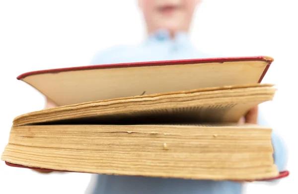 Oud boek in zijn hand op een witte achtergrond — Stockfoto