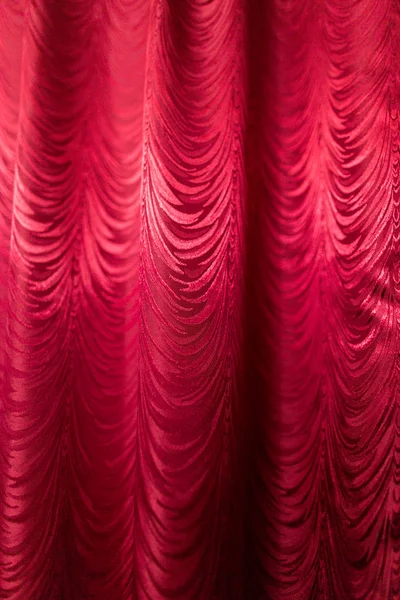 Червона тканинна завіса як фон . — стокове фото