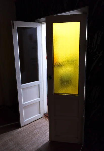 Pintu kayu dalam gelap — Stok Foto