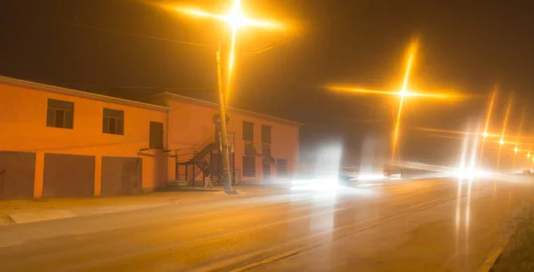 Strada di notte con auto in movimento — Foto Stock