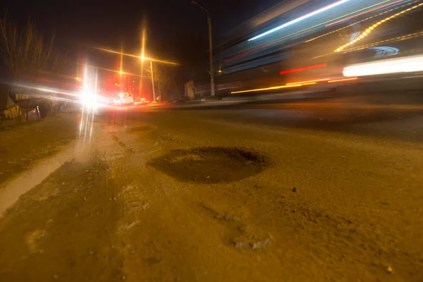 Vägen på natten med rörliga bilar — Stockfoto