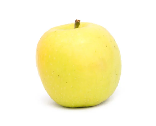 Желтое яблоко на белом фоне — стоковое фото