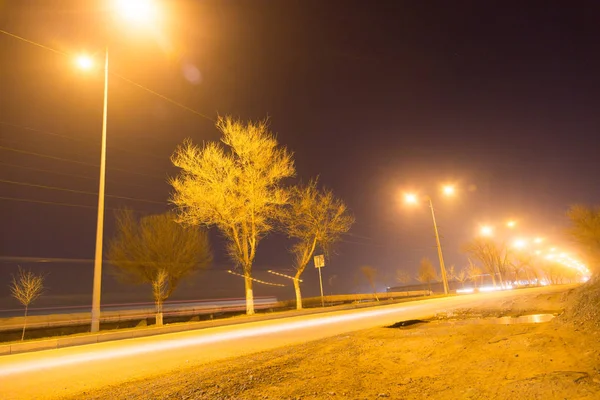 Strada di notte con auto in movimento — Foto Stock