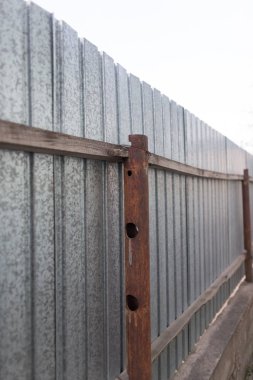 bir zemin olarak eski metal çit