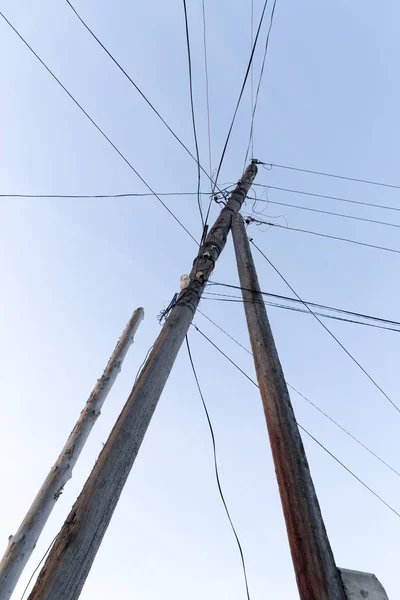 Säule mit elektrischen Kabeln im Morgengrauen — Stockfoto