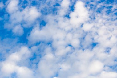 Mavi gökyüzünde güzel bulutlar