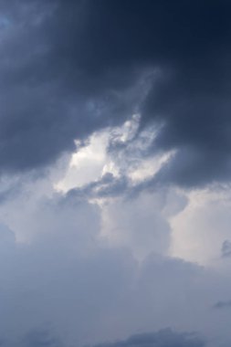 Arka plan olarak gökyüzündeki fırtına bulutları