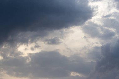 Arka plan olarak gökyüzündeki fırtına bulutları