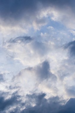 Arka plan olarak gökyüzündeki fırtına bulutları