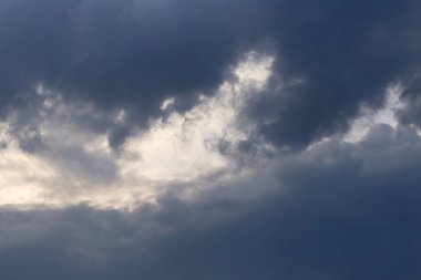 Arka plan olarak gökyüzündeki fırtına bulutları