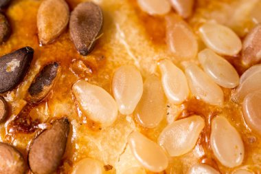 ekmeğin üzerinde susam tohumu. Makro