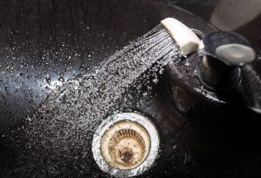 su sıçramasına lavaboya duş dışında