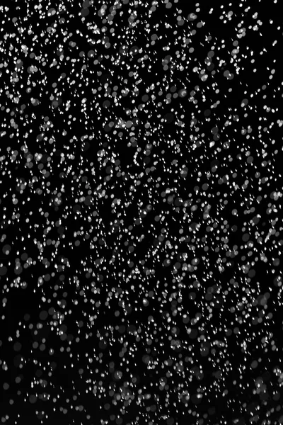 黒い背景に雨します。 — ストック写真