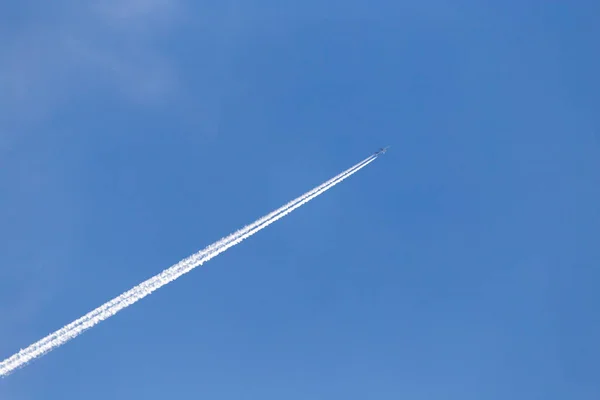 Следы самолета в небе — стоковое фото