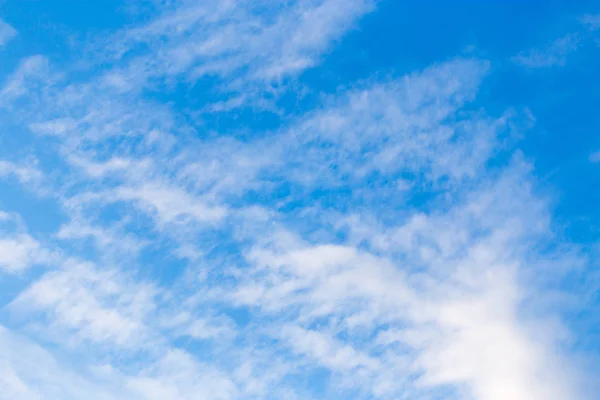 Hermosas nubes en el cielo azul —  Fotos de Stock