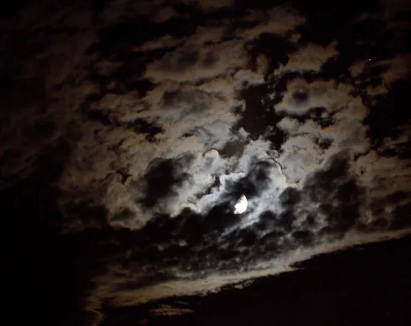 Maan met wolken in de nacht — Stockfoto