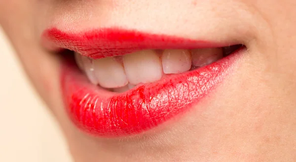 Beau sourire aux lèvres rouges — Photo