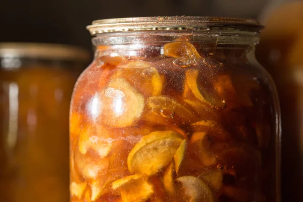 Vecchia banca con marmellata nel seminterrato al buio — Foto Stock