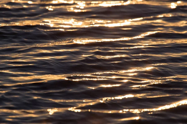 Fond d'eau dans les rayons du soleil doré — Photo