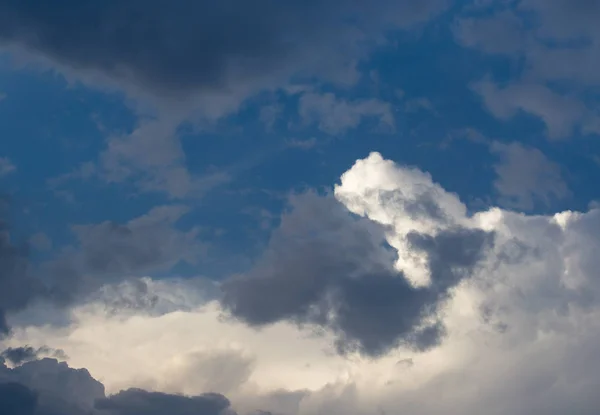 Nubes de tormenta en el cielo como fondo —  Fotos de Stock