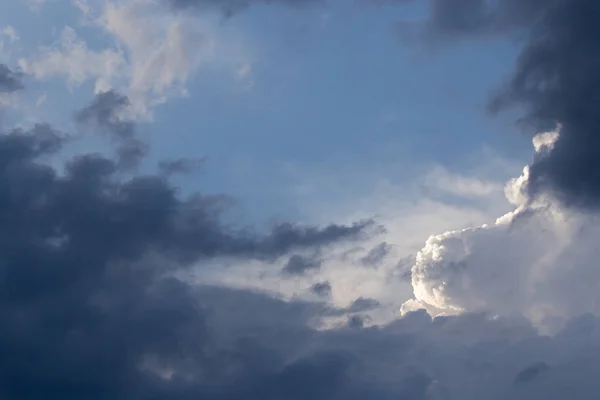 空の嵐雲を背景に — ストック写真