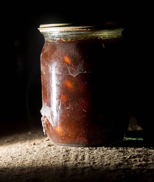 Vecchia banca con marmellata nel seminterrato al buio — Foto Stock