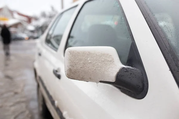 Nieve en el coche en el invierno en la naturaleza — Foto de Stock