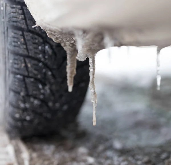 Besneeuwde winter weg met band tracks in sneeuw en band en ijspegels — Stockfoto