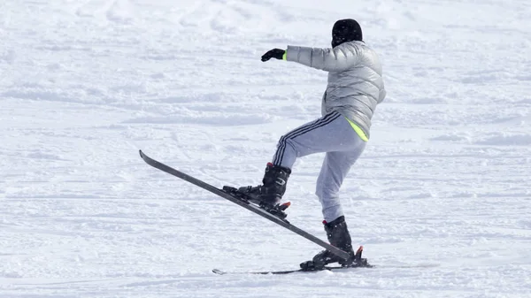Atleta esquiando nas montanhas nevadas — Fotografia de Stock