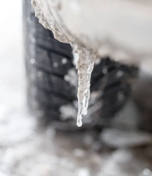 Besneeuwde winter weg met band tracks in sneeuw en band en ijspegels — Stockfoto