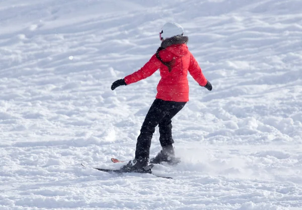 Pessoas esquiando na neve — Fotografia de Stock