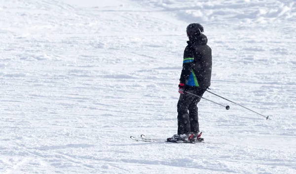 Pessoas esquiando na neve — Fotografia de Stock