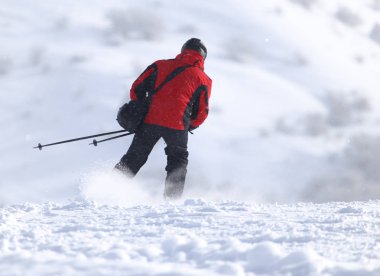 insanlar kışın kayak