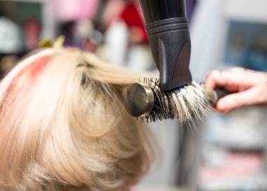 bir güzellik salonu blow-drying