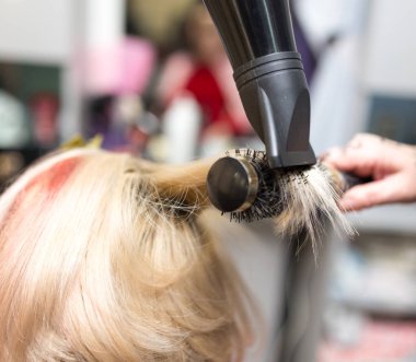 bir güzellik salonu blow-drying