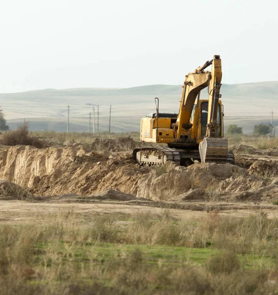 Excavadora cavando un agujero — Foto de Stock