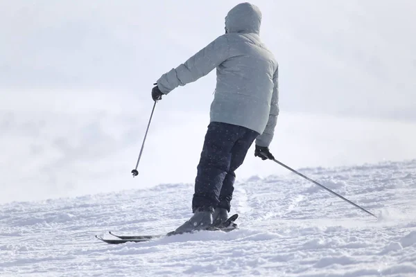 Skiër in hoge bergen — Stockfoto