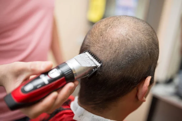 Mens grooming trimmer in a beauty salon — Stock Photo, Image