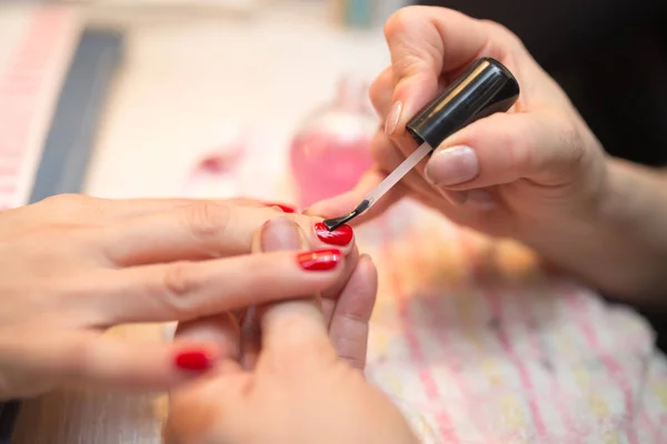 Manicure in un salone di bellezza — Foto Stock