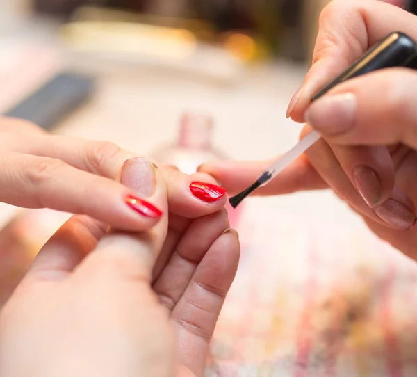 Manicure in een schoonheidssalon — Stockfoto