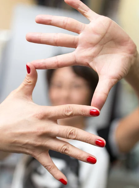 Meisje maken een frame met haar handen — Stockfoto