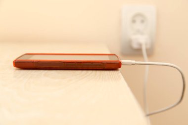 Cep telefonu elektrik prizinden şarj ediliyor.