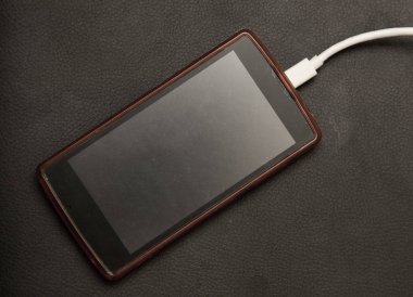 siyah bir arka plan üzerinde şarj telefon