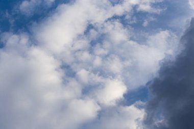 Arkaplan olarak gökyüzündeki bulutlar